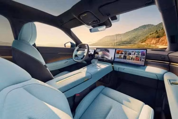 Bên trong mẫu SUV này là không gian nội thất rộng rãi và tạo cảm giác sang trọng. Tại đây, xe sở hữu khoang lái với thiết kế bao quanh người ngồi ở hàng ghế trước. Trên mặt táp-lô xuất hiện bảng đồng hồ kỹ thuật số LCD 10,25 inch, kết hợp với màn hình cảm ứng trung tâm và màn hình giải trí dành cho hành khách phía trước đều có kích thước 14,96 inch.