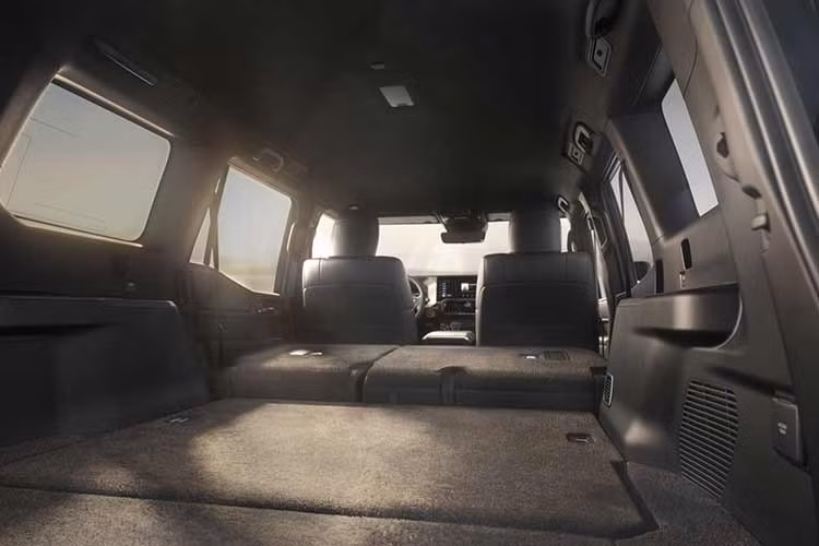 Tại khu vực Tây Âu, Land Cruiser 250 2026 sẽ tập trung vào mục tiêu giảm phát thải khi sử dụng duy nhất cấu hình động cơ Diesel 2.8L kết hợp với công nghệ mild-hybrid 48V. Sự kết hợp này giúp tối ưu hóa mức tiêu hao nhiên liệu nhưng vẫn đảm bảo sức kéo mạnh mẽ đặc trưng của dòng xe Land Cruiser.