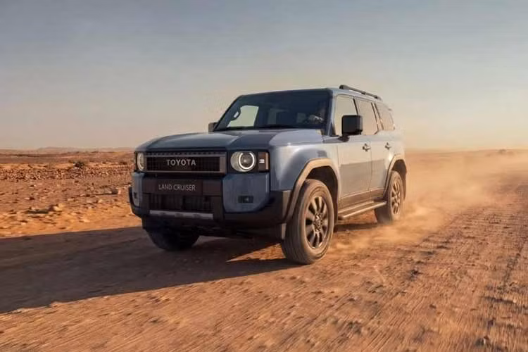 Mẫu xe SUV Toyota Land Cruiser 250 2026 vừa ra mắt tại thị trường châu Âu, với việc bổ sung thêm các biến thể mới nhằm mở rộng lựa chọn cho khách hàng, đặc biệt ở nhóm người dùng yêu thích off-road. Đáng chú ý, phiên bản VX mới được định hướng rõ rệt cho nhu cầu địa hình.