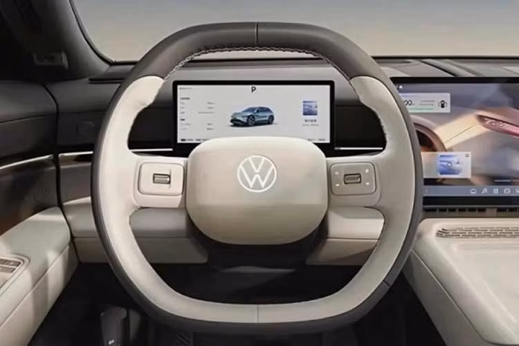 Ngoài ra, khoang nội thất còn được trang bị cửa sổ trời toàn cảnh thông minh với diện tích 1,74 m². Cửa sổ trời này có 10 mức điều chỉnh đồng thời có khả năng chuyển đổi giữa trạng thái trong suốt và mờ. Hệ thống âm thanh 20 loa, trợ lý ảo AI sử dụng mô hình ngôn ngữ lớn và tủ lạnh mini tùy chọn là những trang bị đáng chú ý khác của xe.