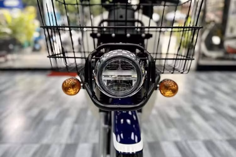 Phiên bản Honda Super Cub 110 Pro hiện được những cửa hàng kinh doanh xe máy nhập khẩu tại TP.HCM đưa về thị trường Việt Nam và được nhập khẩu nguyên chiếc từ Nhật Bản, mẫu xe này được chào bán với mức giá lên tới 165 triệu đồng.