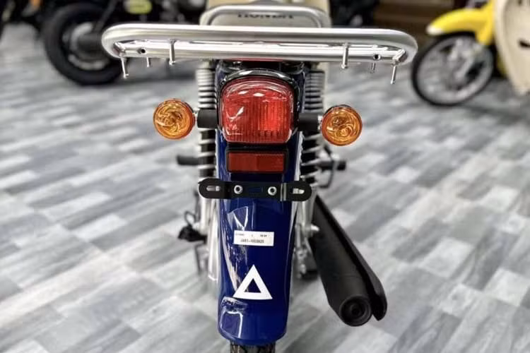 Xe sở hữu hệ thống giảm xóc sau chịu tải tốt hơn khiến chiếc xe có thể chở nặng hơn mà bánh không chạm dè khi qua chỗ xóc. Ngoài ra, mẫu xe máy Honda Super Cub 110 Pro còn có ghi-đông trần như Cross Cub 110, phần đèn hậu phía sau thiết kế đơn giản giống như nhiều mẫu xe Honda Cub hiện nay.