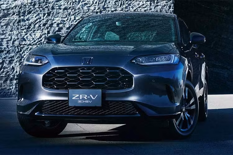 Honda vừa giới thiệu phiên bản nâng cấp giữa vòng đời của ZR-V tại thị trường Nhật Bản, gần 4 năm sau khi mẫu xe này lần đầu ra mắt. Điểm đáng chú ý nhất của lần nâng cấp không nằm ở thiết kế hay trang bị mới, mà ở việc loại bỏ hoàn toàn tùy chọn động cơ đốt trong, chuyển sang hệ truyền động hybrid.