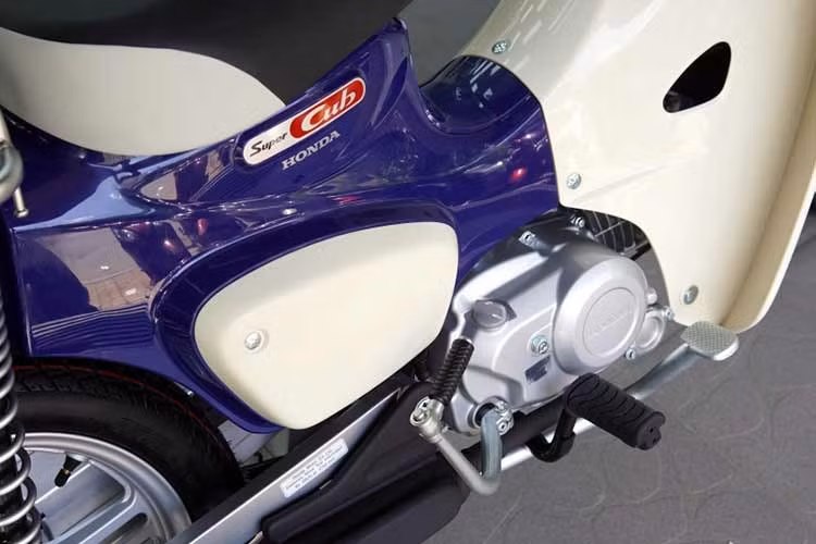 “Trái tim” của Honda Super Cub 110 Pro vẫn là khối động cơ xi-lanh đơn Smart Engine, phun xăng điện tử PGM-Fi cho công suất 8PS và mô-men xoắn 8,5Nm, với khả năng tiết kiệm nhiên liệu tối đa lên tới 71,4km/lít.