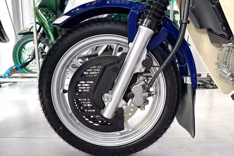 Cũng giống những người anh em khác, Super Cub 110 Pro được trang bị ABS cho bánh trước, đồng nghĩa với hệ thống phanh đùm được chuyển thành phanh đĩa 1 piston. Với thay đổi này, chiếc xe cũng có bánh căm được chuyển thành vành đúc với thiết kế 5 cánh kép mới. Đặc biệt, một điểm chỉ có trên Super Cub Pro 110 là phanh đĩa có chụp nhựa chống bẩn bên ngoài.