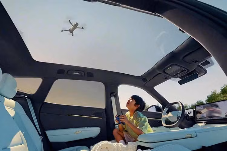 Toàn bộ ghế của Volkswagen ID.Unyx 08 đều được bọc da Nappa cao cấp. Ghế lái có các chức năng sưởi, thông gió và massage. Ghế hành khách phía trước có thể chỉnh điện 14 hướng, tích hợp bệ đỡ bắp chân chỉnh điện và có thể ngả tối đa 120°, hỗ trợ chế độ “giường cỡ lớn”. Hành khách phía sau được hưởng lợi từ tựa lưng ghế có thể ngả điện 10° và bàn gấp tiện dụng.