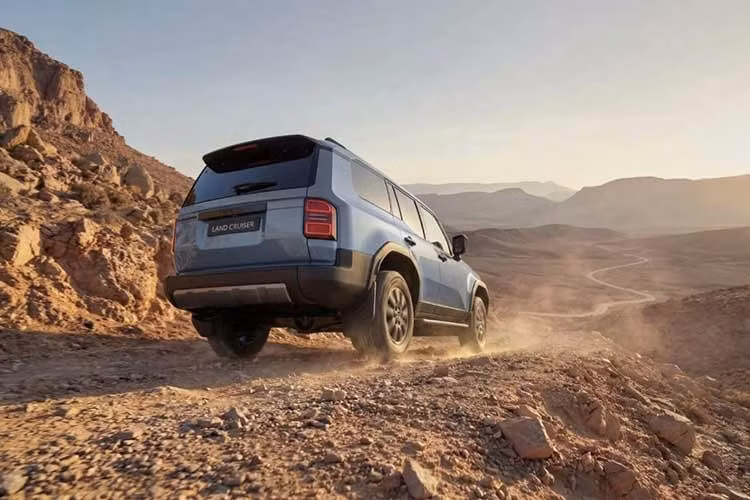 Xe sở hữu bộ mâm hợp kim 18 inch và đặc biệt là vi sai cầu sau khóa điện tử. Ngoài ra, thanh cân bằng trước có thể ngắt kết nối giúp cải thiện khả năng vận hành khi di chuyển trên địa hình khó.