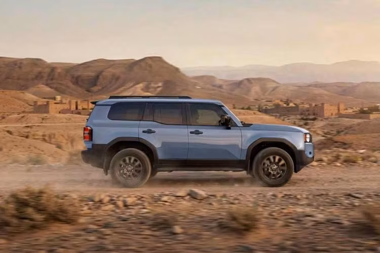 Mẫu xe SUV Toyota Land Cruiser 250 2026 sở hữu thiết kế mang phong cách cổ điển với cụm đèn pha tròn, gợi nhớ đến phiên bản Land Cruiser 1958 tại thị trường Mỹ. Xe đi kèm màu sơn đặc trưng Smoky Blue, cùng các trang bị như giá nóc.