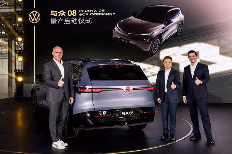 Thiết kế của ID. Unyx 08 hoàn toàn khác biệt so với các dòng xe Volkswagen đang bán tại phương Tây. Phần đầu xe mang phong cách hiện đại với dải đèn LED ban ngày tinh xảo và các điểm nhấn màu đen. Thân xe được vuốt mềm mại về phía sau, kết thúc bằng phần đuôi nổi bật với logo Volkswagen phát sáng.