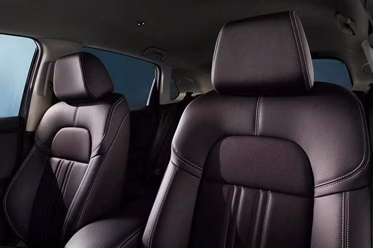 Phiên bản Black Style mang phong cách tối màu hơn với các chi tiết ngoại thất và nội thất được hoàn thiện theo tông đen. Trong khi đó, biến thể mới Cross Touring hướng đến phong cách thể thao và đa dụng hơn, với các chi tiết ốp bảo vệ, mâm xe màu đen mờ và tùy chọn phối màu nội thất đặc biệt.