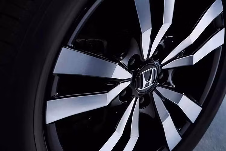 Xe sở hữu bộ mâm hợp kim 18 inch thiết kế năm chấu kép mới. Lưới tản nhiệt vẫn duy trì các nan dọc đặc trưng, mang lại diện mạo sắc sảo tương đồng với các phiên bản đang lăn bánh tại châu Âu.