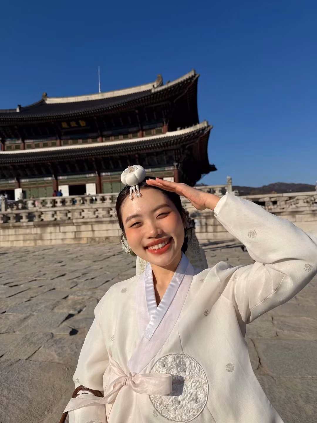 Nhiều người nhận xét rằng nhan sắc của cô ngày càng "lên hương" và dù đã trưởng thành, nữ ca sĩ vẫn giữ trọn được nét trong trẻo, đáng yêu vốn có của mình.