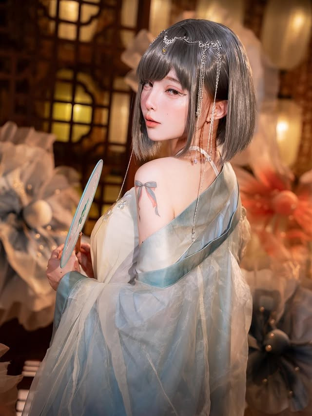 Phần tóc ngắn được tạo kiểu nhẹ nhàng, điểm xuyết bằng những chuỗi trang sức bạc lấp lánh càng khiến diện mạo cô trở nên quyến rũ hơn.