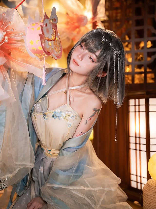 Le Josette diện bộ trang phục cổ trang với tông xanh ngọc và kem nhạt, kết hợp cùng các chi tiết thêu tay tinh tế, tạo nên vẻ đẹp mềm mại, thanh khiết.