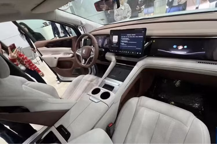 Về vận hành, BYD M9 trang bị hệ thống hybrid sạc điện DM 5.0, kết hợp động cơ xăng tăng áp 1.5L công suất 154 mã lực và mô-tơ điện 200kW. Xe có hai tùy chọn dung lượng pin gồm: 20,4kWh hoặc 36,6kWh, cho quãng đường chạy điện thuần từ 100 – 180km theo chuẩn CLTC.