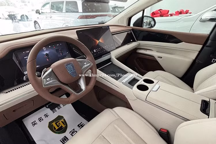 Không gian nội thất 7 chỗ theo cấu hình 2+2+3, với hai ghế hạng thương gia ở hàng ghế giữa. Cabin hiện đại với 3 màn hình: trung tâm 15.6 inch, bảng đồng hồ và màn hình hành khách đều có kích thước 12.3 inch. Ngoài ra, xe còn được trang bị bàn làm việc gập, tủ lạnh và màn hình trần xe.