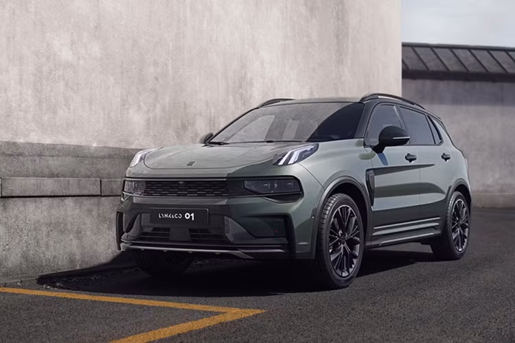 Các mẫu xe máy xăng mang thương hiệu Lynk &amp; Co hiện có doanh số khá thấp tại thị trường Trung Quốc. Cụ thể, từ tháng 1 đến tháng 4/2025, mẫu Lynk &amp; Co 01 máy xăng chỉ bán được 2.802 chiếc. Để thúc đẩy doanh số, Lynk &amp; Co đã tung ra phiên bản năm 2025 của mẫu SUV cỡ nhỏ này với một số nâng cấp đáng chú ý cùng chương trình giảm giá có thời hạn.