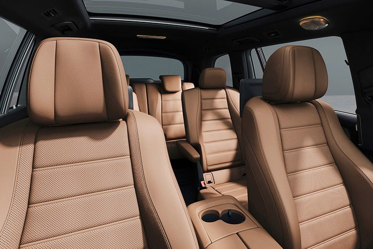 Một số đại lý phía Nam cho biết, giá bán dự kiến của Mercedes-Benz GLS 450 4Matic 2025 sẽ rơi vào khoảng 5,7 tỷ đồng, tăng nhẹ so với mức 5,389 tỷ đồng hiện tại của bản cũ.
