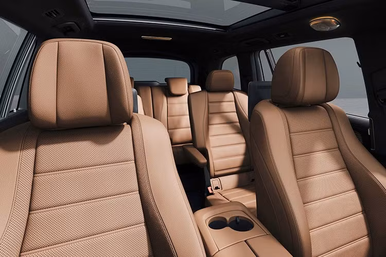 Một số đại lý phía Nam cho biết, giá bán dự kiến của Mercedes-Benz GLS 450 4Matic 2025 sẽ rơi vào khoảng 5,7 tỷ đồng, tăng nhẹ so với mức 5,389 tỷ đồng hiện tại của bản cũ.