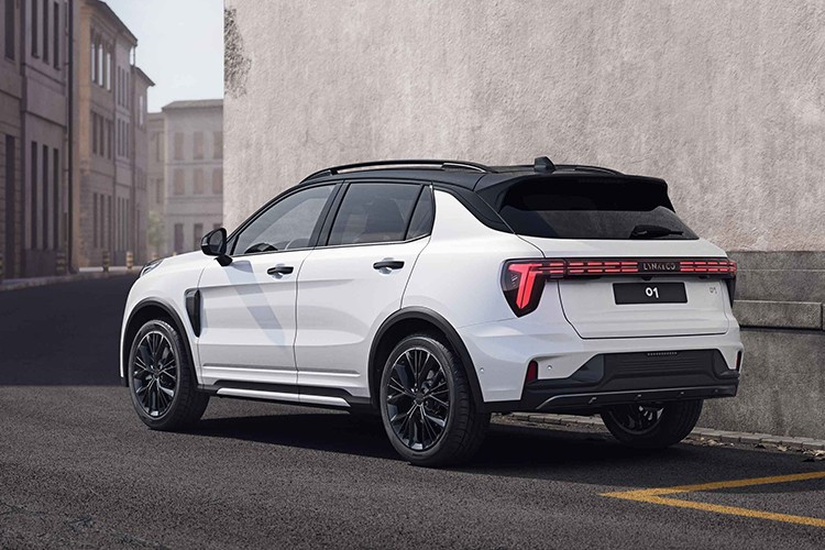 "Trái tim" của Lynk &amp; Co 01 phiên bản nâng cấp là động cơ xăng tăng áp 2.0L trên toàn bộ các phiên bản, tạo ra công suất tối đa 251 mã lực và mô-men xoắn cực đại 350 Nm. Hộp số đi kèm là loại tự động 8 cấp (8AT).