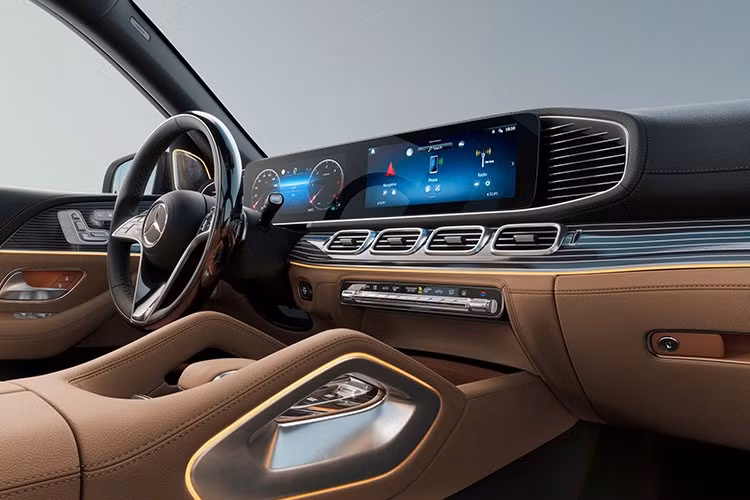 Ngoài ra, phiên bản mới còn bổ sung tính năng hiển thị thông tin trên kính lái (HUD). Hệ thống lái nay có thêm chế độ Off-Road Mode với các thông tin hiển thị như góc nghiêng, góc lái và hướng la bàn.