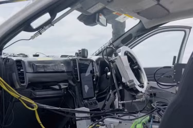 Một số trang bị chuyên biệt cũng được tích hợp trên xe như ống hút gió nâng cao (snorkel) cho phép xe vận hành an toàn trong điều kiện ngập nước sâu và hệ thống khóa vi sai cho cả cầu trước và sau nhằm tối ưu độ bám trên địa hình trơn trượt hoặc bùn lầy.