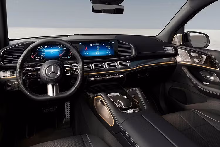 Một trong những điểm đáng chú ý của GLS 450 2025 là gói công nghệ hỗ trợ lái nâng cao ADAS. Xe được trang bị các tính năng như: ga tự động thích ứng, hỗ trợ phanh khẩn cấp, cảnh báo lệch làn và giữ làn đường chủ động.