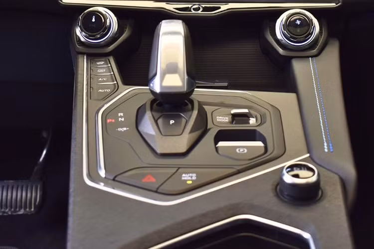 Trong khi đó, không gian nội thất được nâng cấp rõ rệt với màn hình thông tin giải trí đặt nổi lớn hơn, có kích thước 15,4 inch, vô lăng thiết kế mới, cần số trung tâm nhỏ gọn hơn và hai đế sạc điện thoại không dây. Những nâng cấp này mang lại cảm giác hiện đại và tiện nghi hơn cho người dùng.