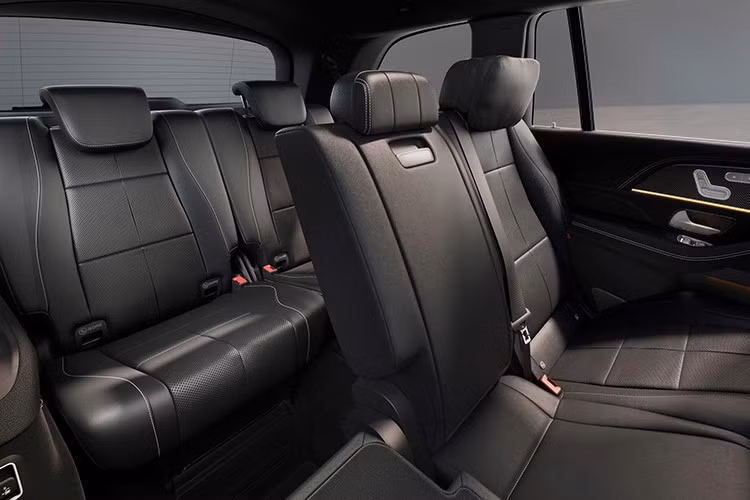 Không gian nội thất cũng được nâng cấp nhẹ với vô-lăng thiết kế mới, màn hình đôi 12,3 inch duy trì bố cục liền mạch. Hệ thống giải trí MBUX trên xe được cập nhật, cho phép tùy biến theo ba cấu hình khác nhau.