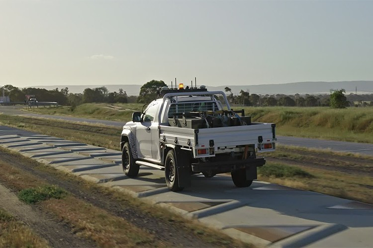 Trước hết, khung gầm được gia cố chắc chắn, kết hợp với khoảng sáng gầm lớn hơn và trục xe mở rộng, giúp cải thiện đáng kể khả năng chịu tải và độ ổn định khi di chuyển trên địa hình gồ ghề. Hệ thống lốp địa hình cỡ lớn 33 inch, đi kèm ốp vè mở rộng và cản trước thiết kế hầm hố, không chỉ tăng vẻ cơ bắp mà còn nâng cao năng lực off-road thực thụ.