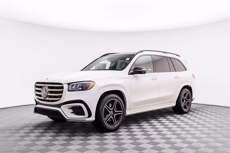 Tại Việt Nam, Mercedes-Benz GLS sẽ tiếp tục đối đầu với BMW X7 - mẫu SUV đối thủ đã ra mắt phiên bản facelift (nâng cấp giữa vòng đời) từ tháng 4/2023. Việc bổ sung thêm gói ADAS và cải thiện sức mạnh động cơ được kỳ vọng sẽ giúp tăng sức cạnh tranh của GLS 2025 trước các đối thủ.