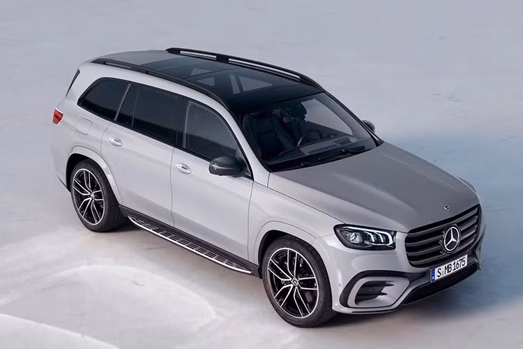 Theo thông tin chính thức từ Mercedes-Benz Việt Nam, mẫu GLS 2025 sẽ được giới thiệu trong tháng 7/2025 với một phiên bản là GLS 450 4Matic. Đây là bản nâng cấp giữa vòng đời (facelift) cho thế hệ hiện tại đã có mặt tại thị trường trong nước từ năm 2020.