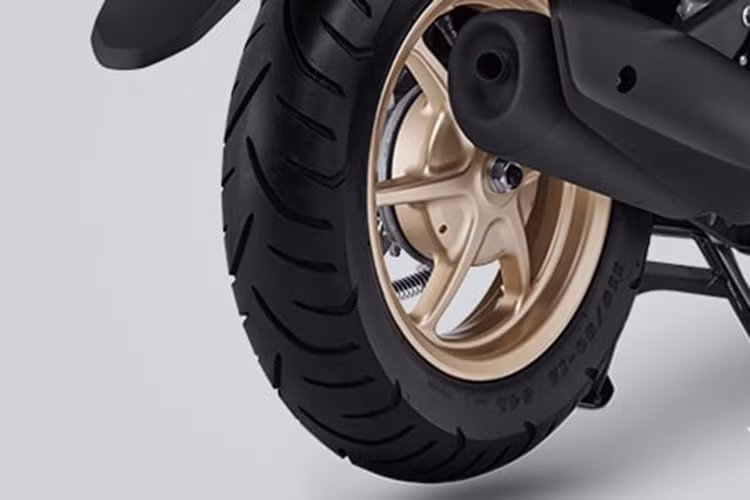 FreeGO 125 2025 vẫn dùng cụm đồng hồ LCD toàn phần nhưng được bổ sung khả năng kết nối với smartphone qua ứng dụng Y-Connect (trên bản Connected), cho phép người dùng nhận thông báo tin nhắn, cuộc gọi, theo dõi tình trạng xe, lịch bảo dưỡng – vốn là tính năng hiếm gặp ở xe tay ga phổ thông.