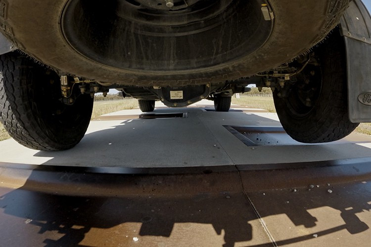 Thùng nhiên liệu của xe có dung tích lớn hơn, đồng thời được trang bị hệ thống cân tải trọng thông minh, giúp người lái theo dõi và điều chỉnh tải nặng hiệu quả hơn.