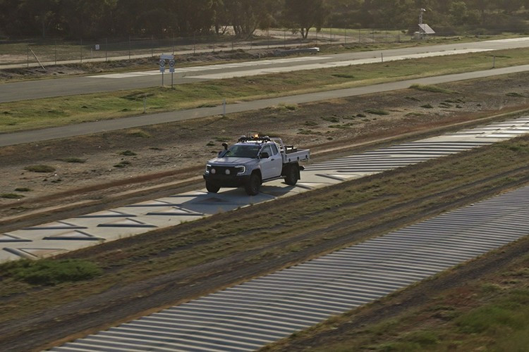 Cung cấp sức mạnh cho Ranger Super Duty là động cơ diesel V6 3.0L đã được tinh chỉnh, không chỉ đạt tiêu chuẩn khí thải khắt khe dành cho xe tải hạng nặng mà còn nâng tổng khả năng kéo lên gần 10 tấn - một con số ấn tượng trong phân khúc bán tải tầm trung.