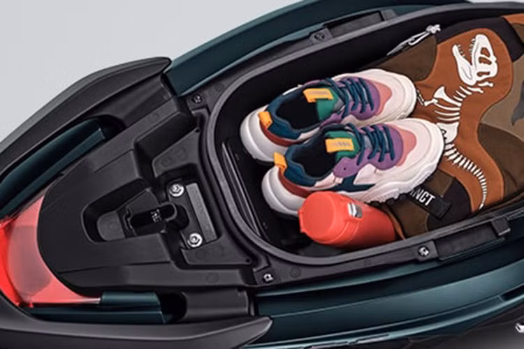 Một trong những điểm nổi bật của FreeGO 125 là nắp bình xăng đặt phía trước – một đặc trưng hiếm có trong phân khúc, cho phép người dùng đổ xăng mà không cần mở yên, cực kỳ tiện lợi khi đi cùng người khác hoặc chở hàng phía sau.