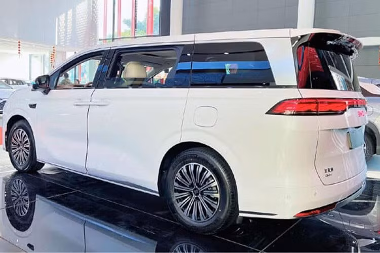 BYD M9 có kích thước Dài x Rộng x Cao lần lượt 5.145 x 1.970 x 1.805(mm), chiều dài cơ sở đạt 3.045 mm. Thiết kế ngoại thất nổi bật với lưới tản nhiệt cỡ lớn mạ chrome, đèn pha hình khối và chi tiết "râu rồng" mạ chrome đặc trưng. Xe sử dụng cửa trượt điện phía sau, cụm đèn hậu LED chạy ngang cùng logo BYD phát sáng.