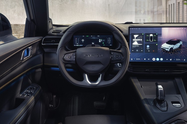 Ở phiên bản mới, Lynk &amp; Co 01 đã được nâng cấp nhẹ về ngoại hình. Đúng như những hình ảnh chính thức được công bố trước đó, xe vẫn giữ nguyên thiết kế tổng thể của phiên bản cũ. Tuy nhiên, Lynk &amp; Co đã bổ sung một số chi tiết ngoại thất mới cho xe như dải đèn LED định vị ban ngày được nâng cao ở hai bên đầu xe, lấy cảm hứng từ ánh sáng phương Bắc.