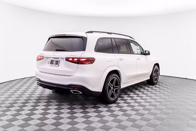 Việc nâng cấp công nghệ và động cơ được cho là chiến lược cần thiết nhằm tăng sức cạnh tranh với BMW X7 - đối thủ đồng hương đã ra mắt bản facelift (nâng cấp giữa vòng đời) từ tháng 4/2023.