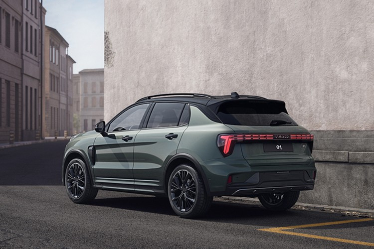 Cụ thể, mức giá xe Lynk &amp; Co 01 đời 2025 được mở bán với 3 phiên bản dao động từ 149.800 - 181.800 Nhân dân tệ (khoảng 524 - 636 triệu đồng). Tuy nhiên, nhà sản xuất cho biết những khách hàng đặt mua mẫu xe mới trước ngày 31/7/2025 sẽ được hưởng mức ưu đãi giảm giá giới hạn thời gian lên đến 31.000 Nhân dân tệ (108 triệu đồng).