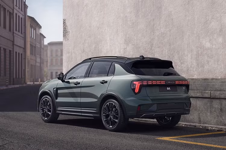 Cụ thể, mức giá xe Lynk &amp; Co 01 đời 2025 được mở bán với 3 phiên bản dao động từ 149.800 - 181.800 Nhân dân tệ (khoảng 524 - 636 triệu đồng). Tuy nhiên, nhà sản xuất cho biết những khách hàng đặt mua mẫu xe mới trước ngày 31/7/2025 sẽ được hưởng mức ưu đãi giảm giá giới hạn thời gian lên đến 31.000 Nhân dân tệ (108 triệu đồng).