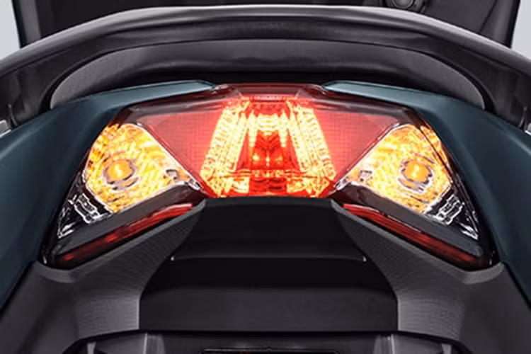 Xe cũng sở hữu cốp chứa đồ dung tích lớn (tương đương NMAX) – điểm cộng cực lớn với người dùng thường xuyên cần chứa mũ bảo hiểm cả đầu, áo mưa, hoặc đồ cá nhân.