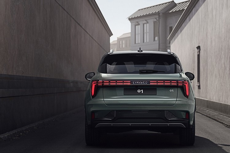 Các món quà bao gồm hộp đựng đồ, bình giữ nhiệt và xe đẩy nhỏ, với tổng giá trị khoảng 507 Nhân dân tệ (tương đương 1,7 triệu đồng). Riêng phiên bản Pro của Lynk &amp; Co 01 sẽ được trang bị màn hình hiển thị thông tin kính lái (HUD) hoàn toàn miễn phí. Sau ngày 31/7, trang bị này sẽ trở thành tùy chọn bổ sung với giá bán 2.000 Nhân dân tệ (7 triệu đồng).