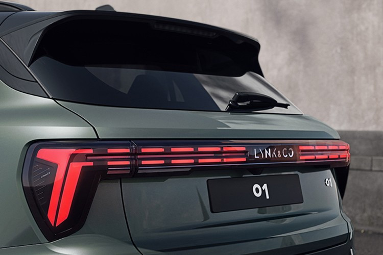 Sau khi áp dụng toàn bộ các khoản giảm giá, mức giá khởi điểm của phiên bản tiêu chuẩn chỉ còn 103.800 Nhân dân tệ (363 triệu đồng), tương đương Kia Morning và Hyundai Grand i10 bản thấp ở Việt Nam. Bên cạnh đó, Lynk &amp; Co còn tặng thêm quà cho những khách hàng đầu tiên mua phiên bản mới của 01.