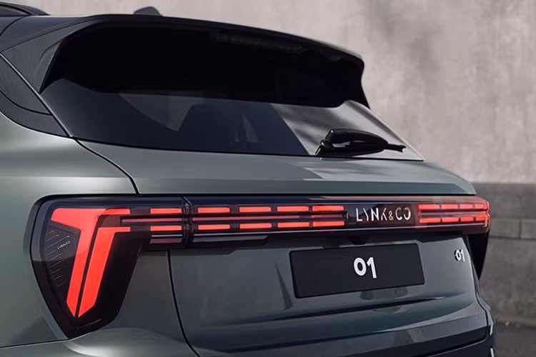 Sau khi áp dụng toàn bộ các khoản giảm giá, mức giá khởi điểm của phiên bản tiêu chuẩn chỉ còn 103.800 Nhân dân tệ (363 triệu đồng), tương đương Kia Morning và Hyundai Grand i10 bản thấp ở Việt Nam. Bên cạnh đó, Lynk &amp; Co còn tặng thêm quà cho những khách hàng đầu tiên mua phiên bản mới của 01.