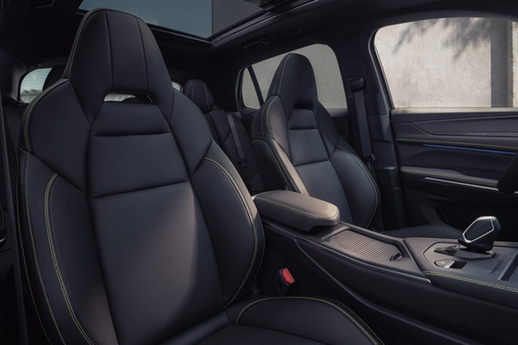 Trong khi đó, cụm đèn pha chính được tích hợp liền mạch với lưới tản nhiệt, vừa giúp khu vực phía trước trông bề thế hơn vừa làm nổi bật cá tính của xe. Ngoài ra, dải trang trí màu đen ở cản trước cũng giúp tăng thêm cảm giác thể thao cho xe.