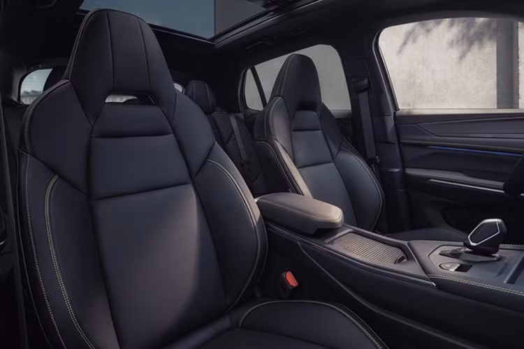 Trong khi đó, cụm đèn pha chính được tích hợp liền mạch với lưới tản nhiệt, vừa giúp khu vực phía trước trông bề thế hơn vừa làm nổi bật cá tính của xe. Ngoài ra, dải trang trí màu đen ở cản trước cũng giúp tăng thêm cảm giác thể thao cho xe.