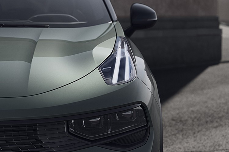 Ưu đãi này có thể được áp dụng đồng thời với chính sách trợ giá thay xe trị giá 15.000 Nhân dân tệ (52 triệu đồng) của Chính phủ Trung Quốc. Đây là chính sách dành cho khách hàng cá nhân khi họ bỏ xe máy xăng cũ để mua xe mới. Như vậy, mức giảm giá tối đa cho mẫu Lynk &amp; Co 01 2025 tại thị trường Trung Quốc có thể lên đến 46.000 Nhân dân tệ (161 triệu đồng).