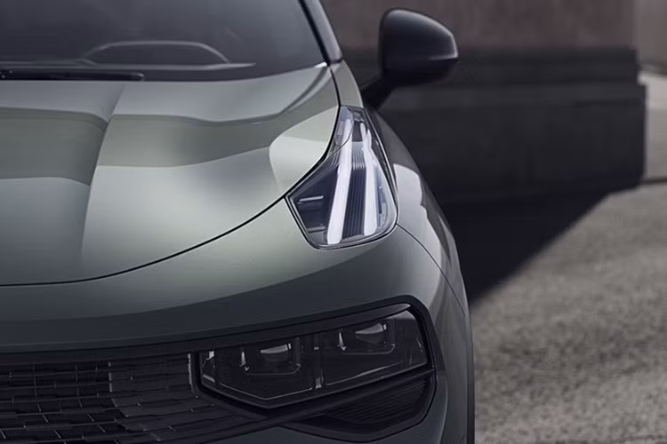 Ưu đãi này có thể được áp dụng đồng thời với chính sách trợ giá thay xe trị giá 15.000 Nhân dân tệ (52 triệu đồng) của Chính phủ Trung Quốc. Đây là chính sách dành cho khách hàng cá nhân khi họ bỏ xe máy xăng cũ để mua xe mới. Như vậy, mức giảm giá tối đa cho mẫu Lynk &amp; Co 01 2025 tại thị trường Trung Quốc có thể lên đến 46.000 Nhân dân tệ (161 triệu đồng).