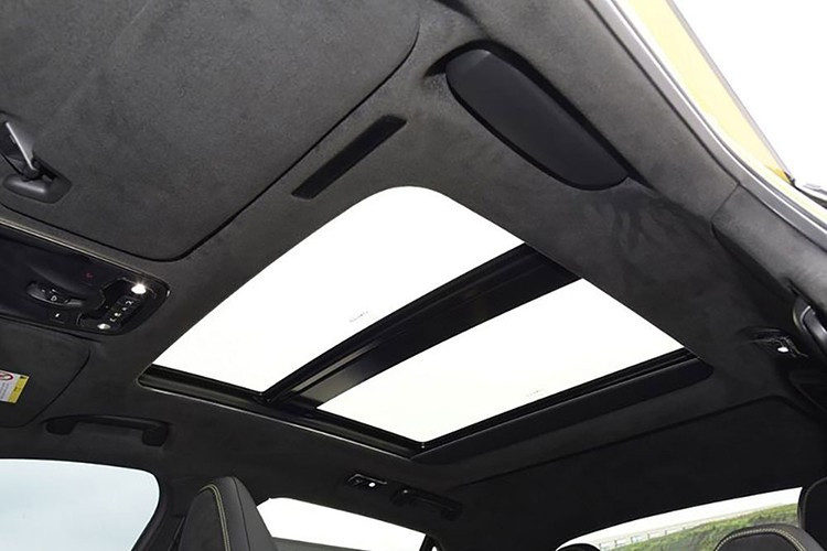 Nhìn từ bên hông, Lynk &amp; Co 01 sở hữu những đường nét uyển chuyển với hai đường gân dập nổi hướng lên trên. Cột D có xu hướng dốc xuống rõ rệt khiến xe trông thời trang hơn. Xe còn có thêm màu sơn mới là xanh Bóng Đêm (Night Shadow Blue). Phía sau xe, mẫu SUV này sử dụng cụm đèn hậu dạng xuyên suốt với thiết kế dọc ở hai bên, kết hợp với hệ thống ống xả kép bên dưới, tạo hiệu ứng thị giác đa lớp ấn tượng.